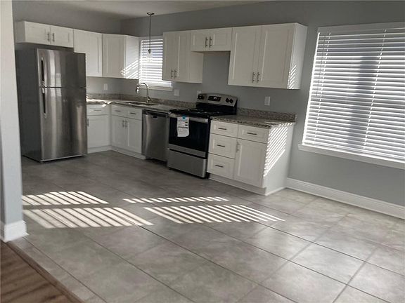 4th image of 225 River Point Dr