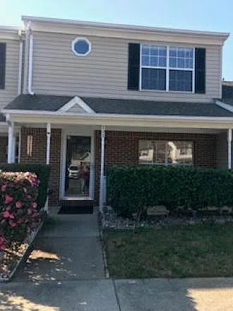 202 Crescent Ct