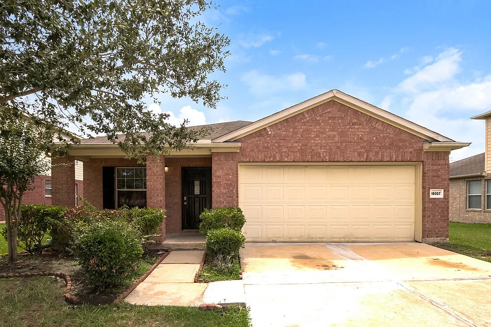 4 bed, 2.0 bath, 1828 sqft, $2,130 — Photo 1