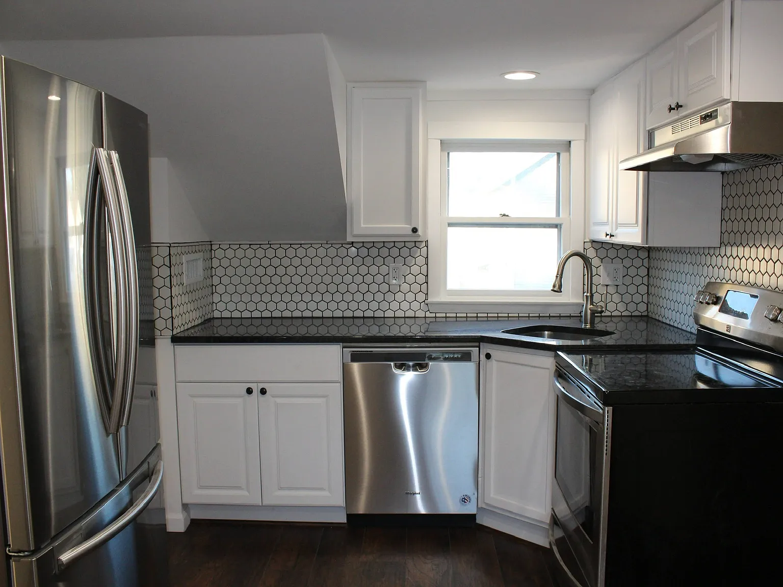 2 bed, 800 sqft, $1,600 — Photo 1