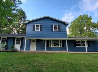 16 Putting Green Ln, Penfield, NY