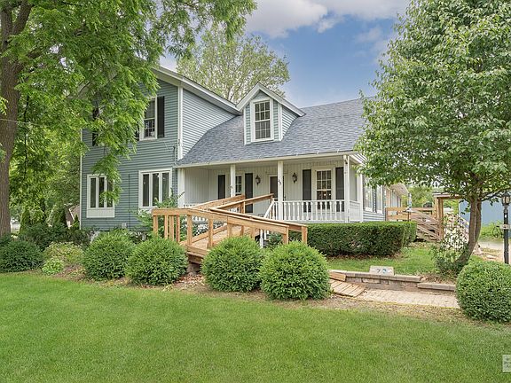 Great curb appeal and accessibility!