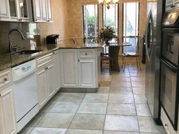 18 Wimbledon Dr, Roslyn, NY