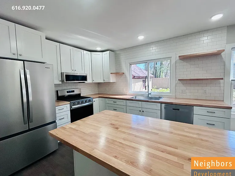 2390 Crestview Dr SW — Photo 2