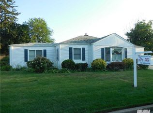 4 Maple Ave, Farmingdale, NY 11735