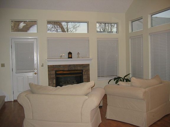 Bright living room w/fireplace
