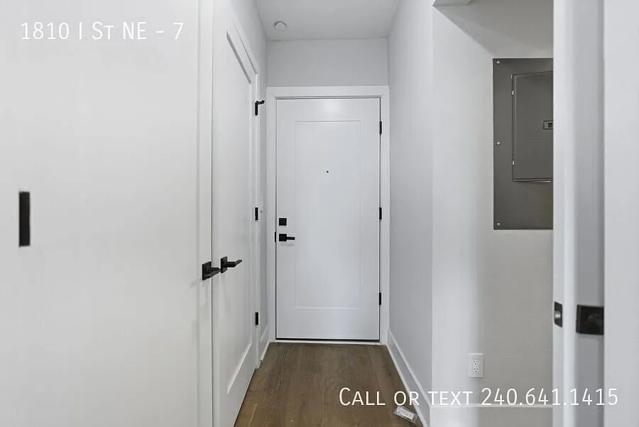 Lovely 1 BR + 1 Den/1 BA Condo in Carver-Langston! — Photo 3