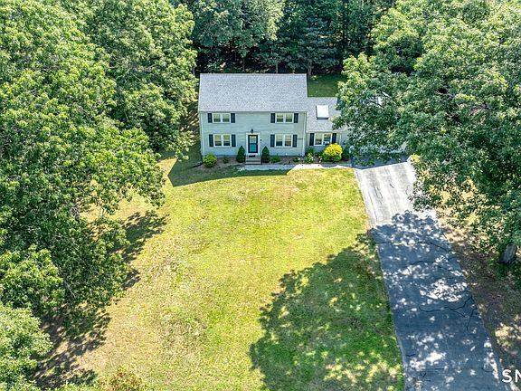 3rd image of 8 Charter Oak Drive