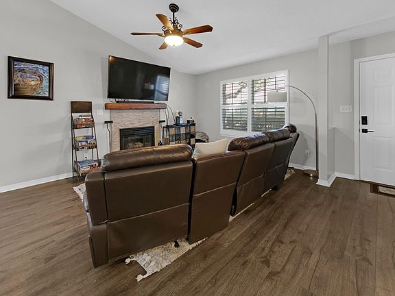 5th image of 223 Parkwood Cir