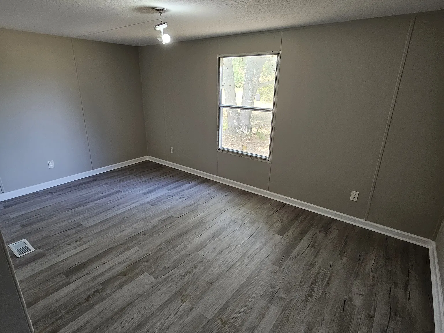 3 bed, 1100 sqft, $1,100 — Photo 2