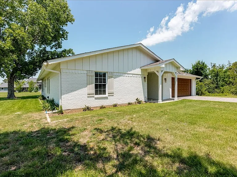 104 Pontiac Dr — Photo 1