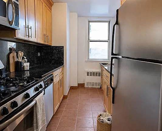 3rd image of 245 E 19th St APT 4T