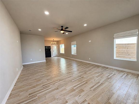 4th image of 2812 E Comal Rd