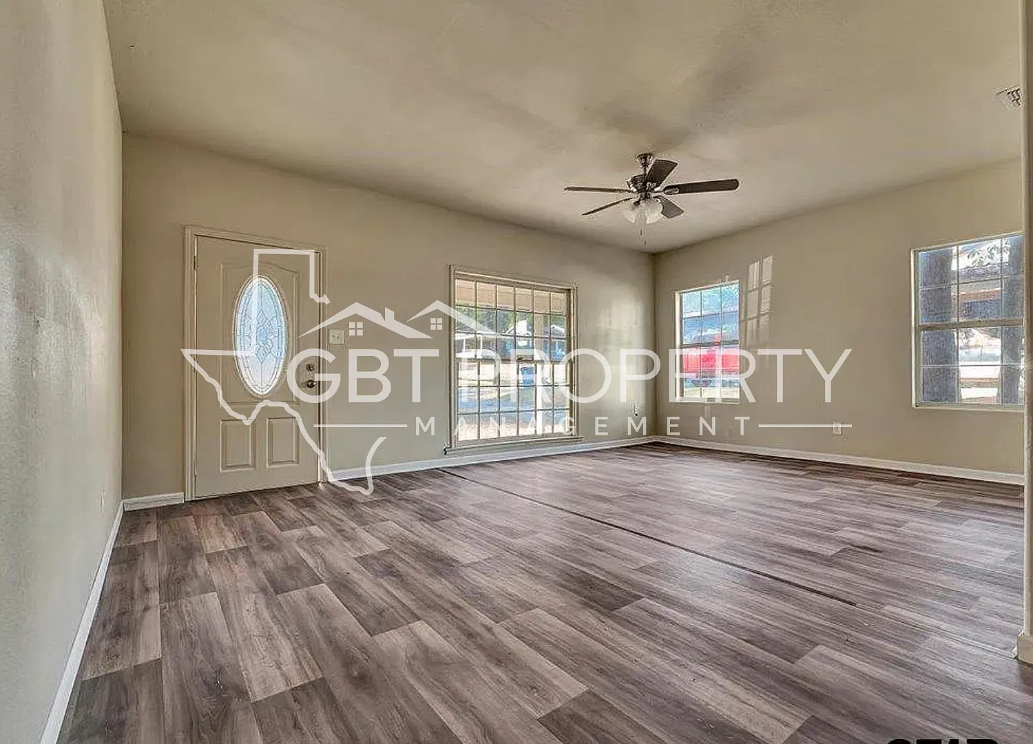 Cute 3 Bedroom 2 Bathroom Home! Available Now — Photo 2