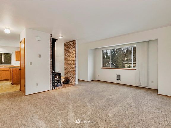 4th image of 5729 Wisteria Ln NE