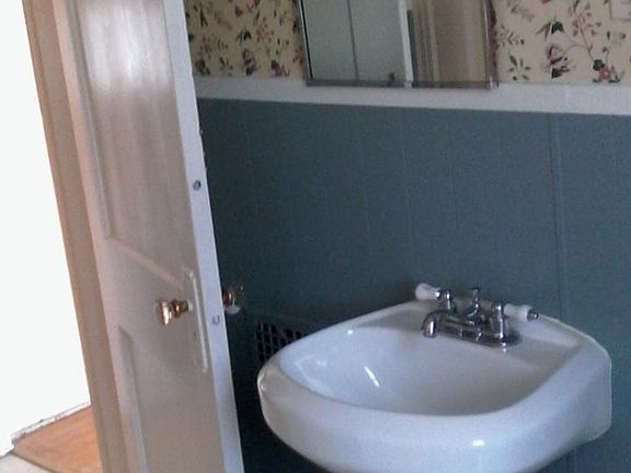 3rd image of 831 Brewster St #2