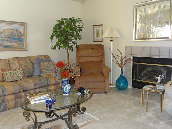 Living Rm w/Gas Fireplace