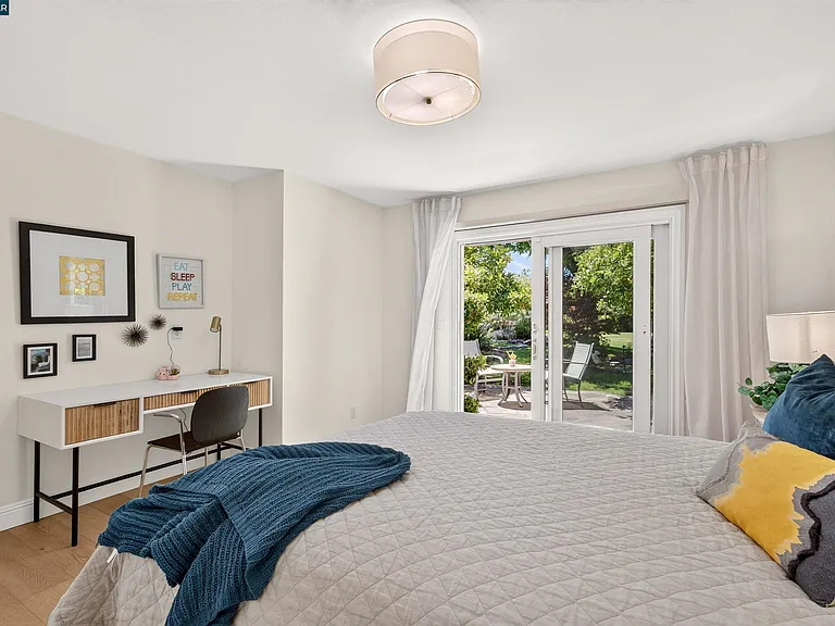 2207 Martin Ave — Photo 61
