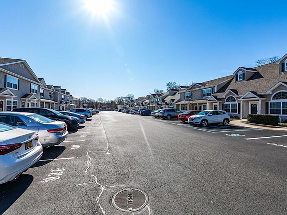 3rd image of 922 Willow Ln #2FL