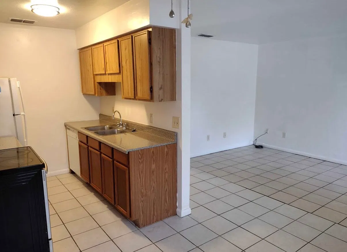 3625 SW 29th Ter — Photo 3