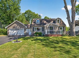 218 Oakwood Ln, Webster, NY 14580
