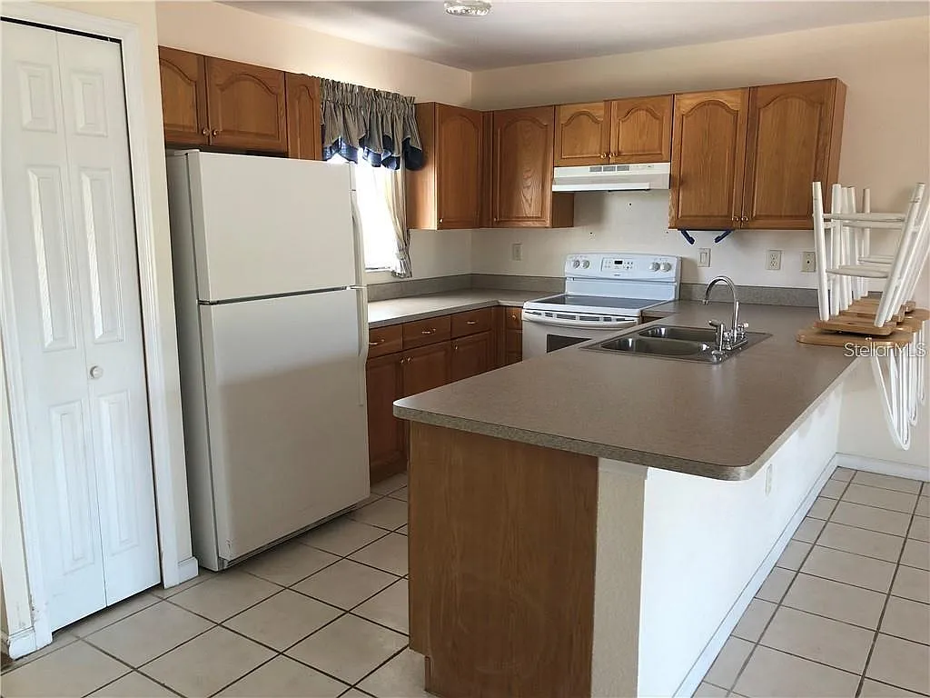 2 bed, 2.0 bath, 984 sqft, $1,300 — Photo 2