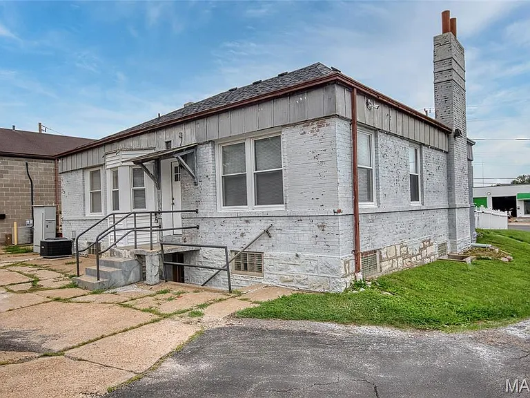 8910 Gravois Rd — Photo 13