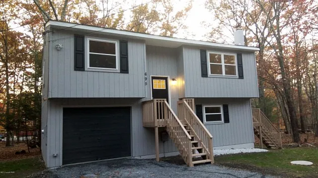 695 Clubhouse Dr photo 1