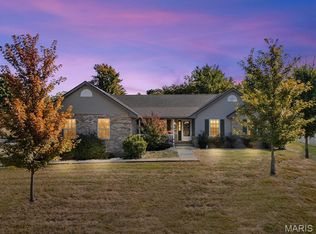 814 Sunnyhill Ln, Columbia, IL