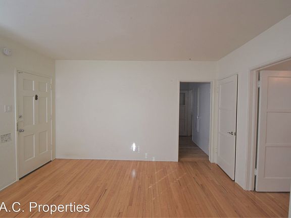4th image of 10839 1/2 Moorpark St #7121920