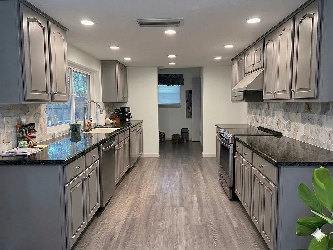 4 bed, 2.0 bath, 2157 sqft, $2,500 — Photo 2