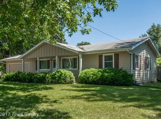 8209 Ridgeview Dr, Des Moines, IA 50320