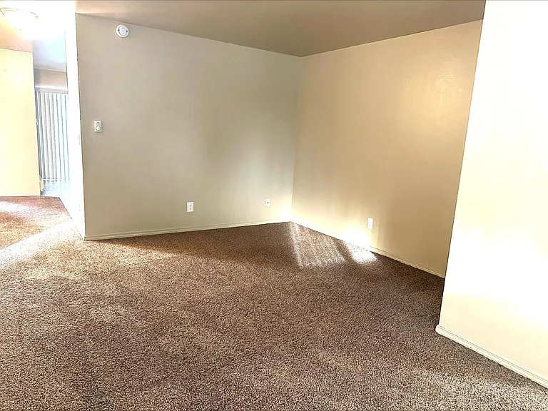 Kamden Court — Photo 23
