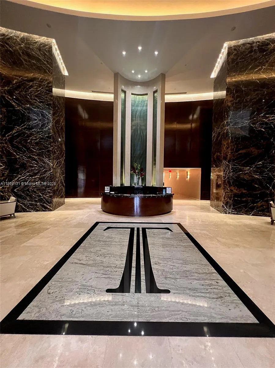 Building Photo - 15811 Collins Ave #605