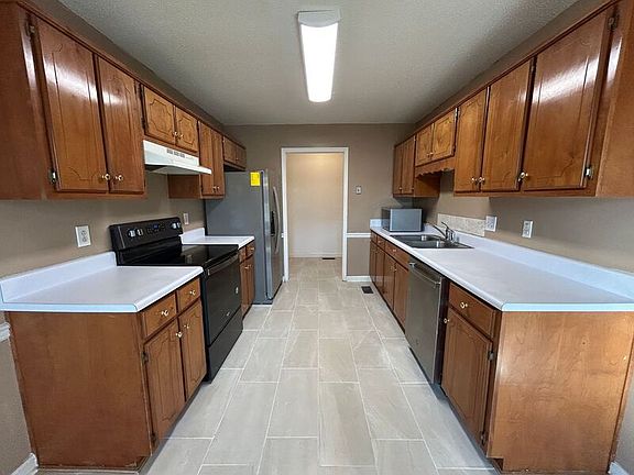 3rd image of 907 Soloman Ct