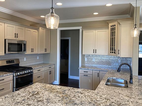 DELUXE KITCHEN