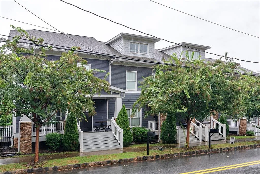 3 bed, 2.5 bath, 1556 sqft, $2,400 — Photo 3