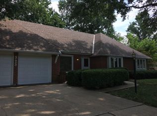 323 SE Ridgeview Dr, Lees Summit, MO 64063