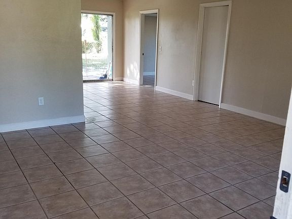 Spacious livingroom and dinning room