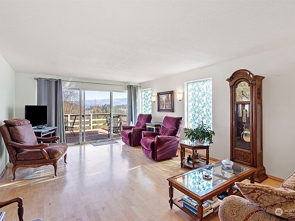 4th image of 216 Lakeview Drive