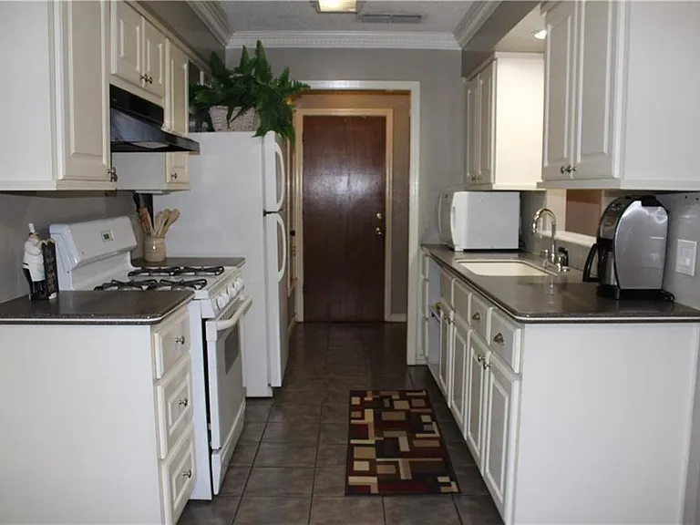 1702 Goodson Ln — Photo 8