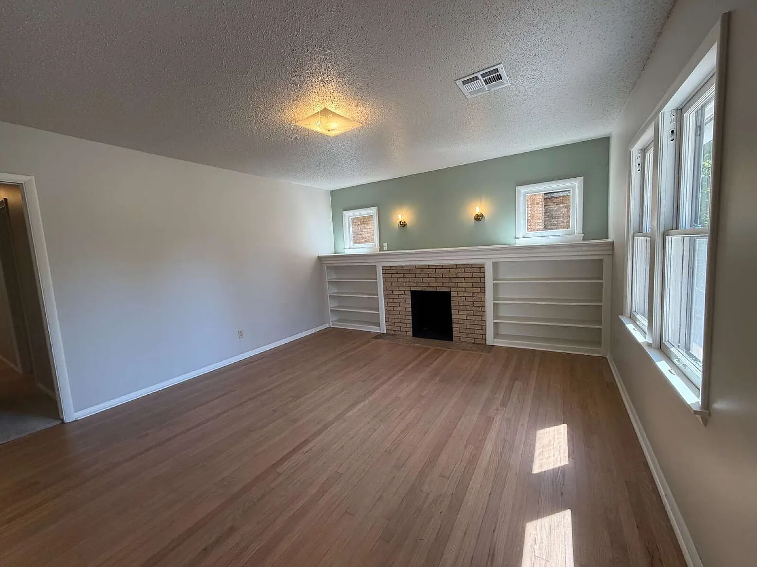 3 bed, 1.0 bath, 1234 sqft, $1,575 — Photo 3