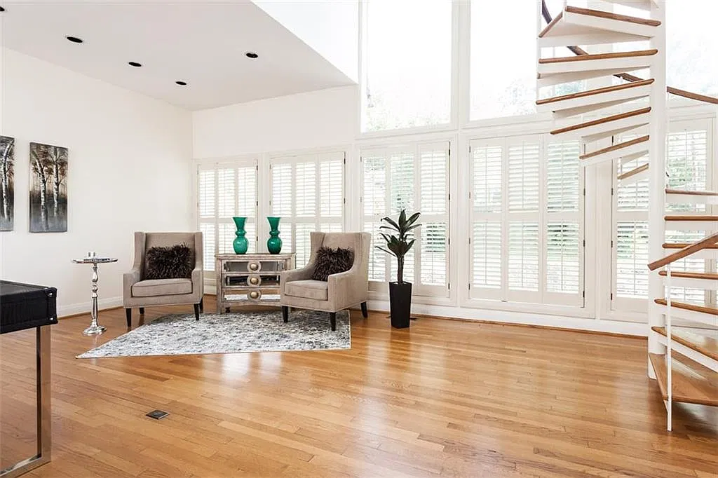 5 bed, 4.5 bath, 6677 sqft, $6,500 — Photo 2