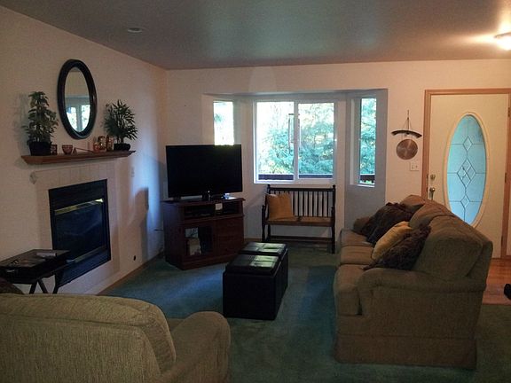 3rd image of 1270 NE Gilmax Ln