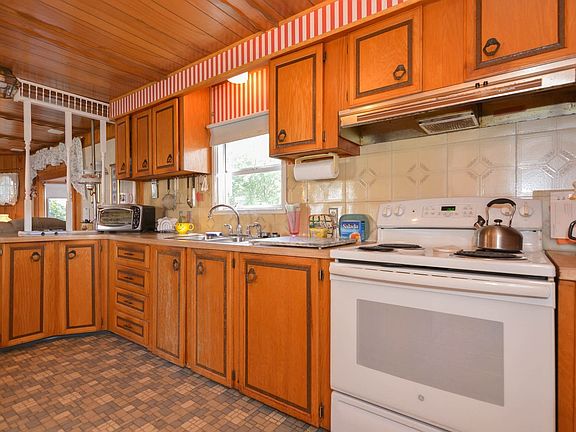 3rd image of 10 Sharon Cir