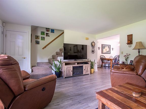 3rd image of 5 Oakridge Dr