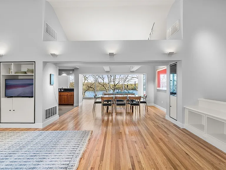 37 Beverly Rd — Photo 8