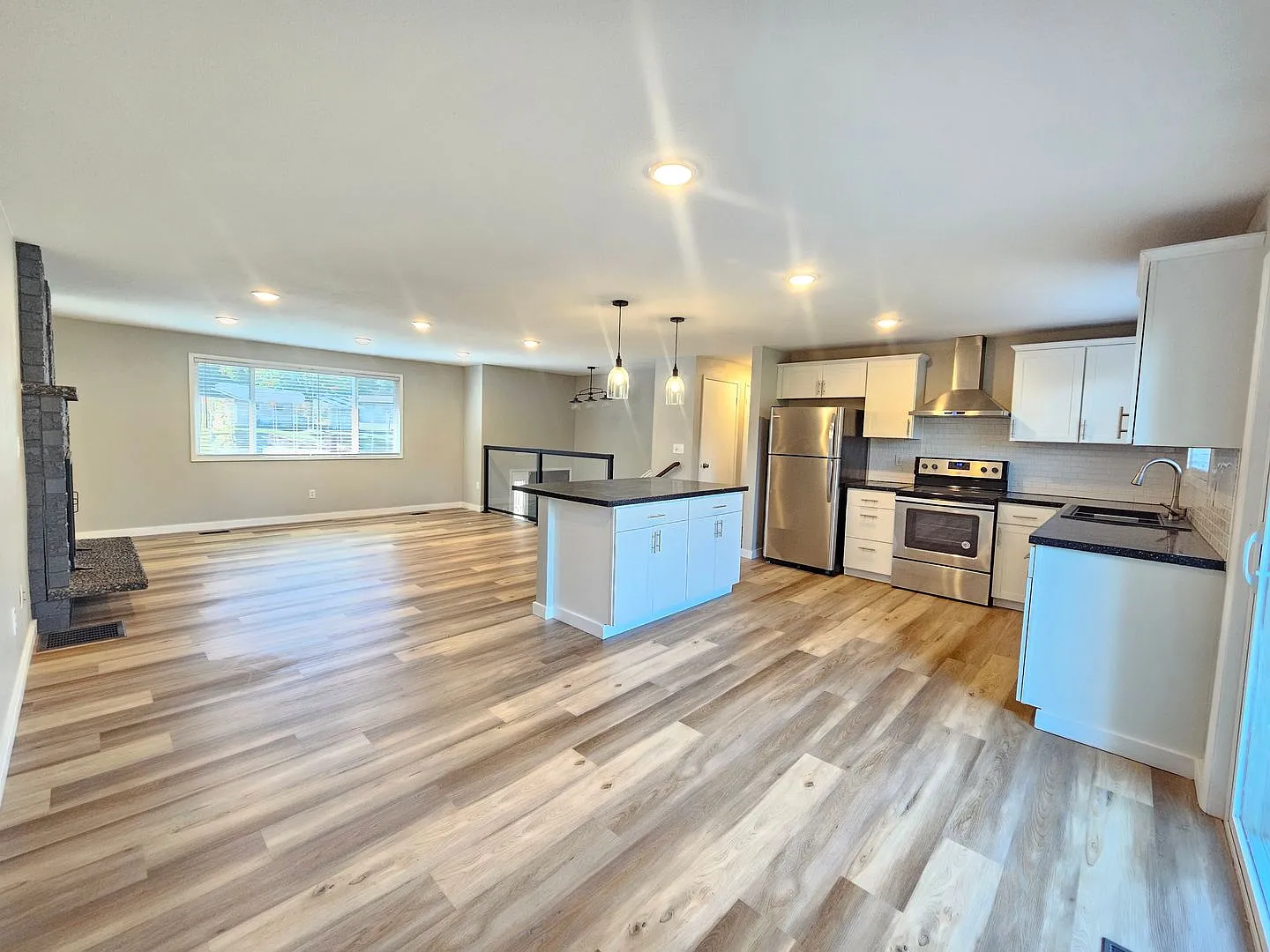 $3,100 - 3 Bed / 2 Bath Stunning and Modern Home in South Hill — Photo 3