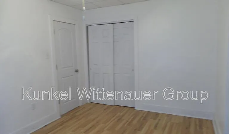 324 N Jackson St — Photo 9