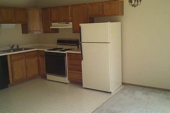 2nd image of 280 Woodridge Cir